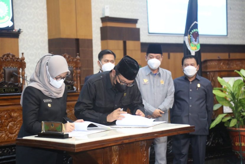 Pemkab - DPRD Banyuwangi Sahkan APBD 2023