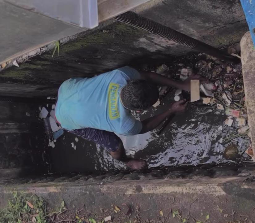 DPU Pengairan Banyuwangi Tangani Sumbatan Sampah di Saluran Irigasi