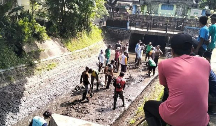 Kerjasama Masyarakat, Petani, dan Dinas PU Pengairan Banyuwangi Atasi Kerusakan Saluran Irigasi