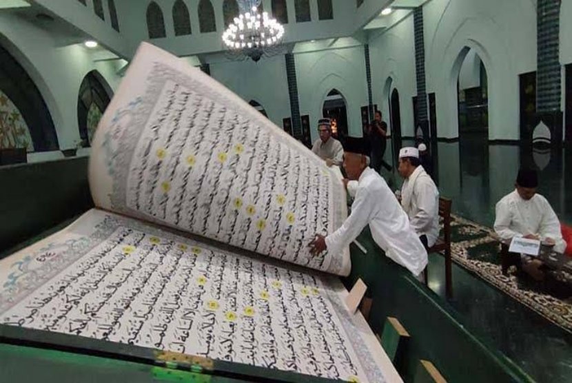 Mengikuti Tadarus dengan Al-Quran Raksasa di Banyuwangi
