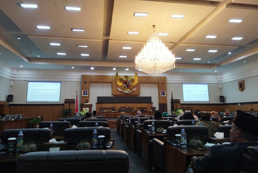 Bupati Ipuk Sampaikan Nota Keuangan Raperda APBD 2023 di Paripurna DPRD Banyuwangi