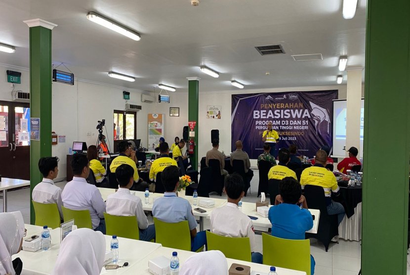 Pelaku Investasi Banyuwangi Salurkan Beasiswa Kepada Puluhan Pelajar 