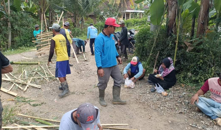 Jalan Dusun Memprihatinkan, PT BSI Hadir Berikan Bantuan