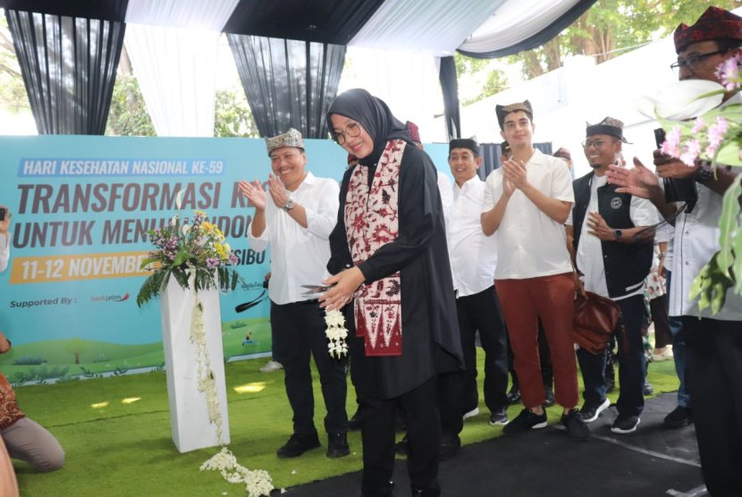 Ribuan Tenaga Kesehatan Banyuwangi Gelar HKN dengan Pawai Edukasi Kesehatan