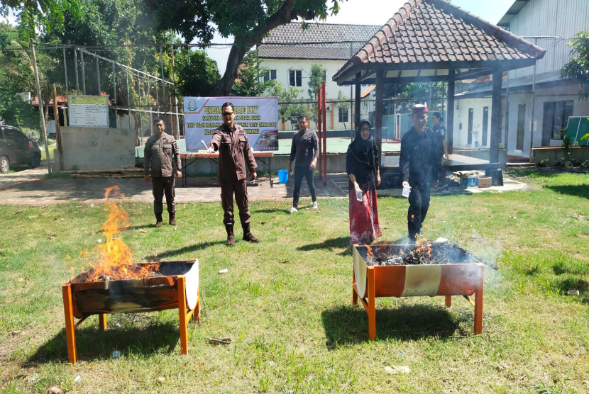 Kasi PB3R Kejari Banyuwangi Pimpin Pemusnahan Barang Bukti di Halaman Kantor