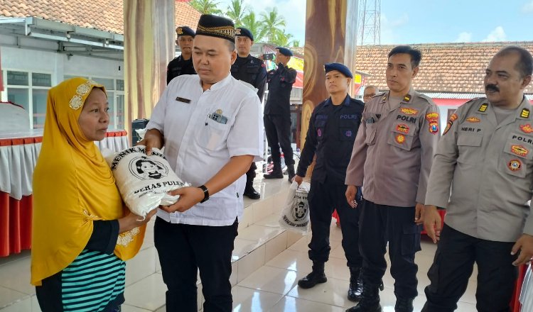 Peduli Masyarakat, Ditpamobvit Jatim dan PT BSI Bagikan Paket Sembako
