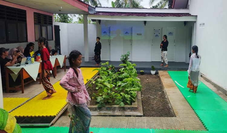 Peduli Kebudayaan dan Kebersihan, SDN 9 Sumberagung Gelar Fashion Show Toilet Sehat