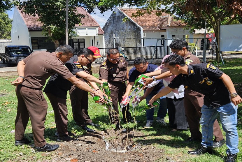 Kejari Banyuwangi Musnahkan Barang Bukti dari Narkotika Hingga Minuman Keras