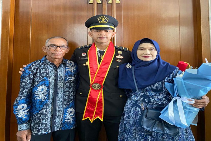 Anak Buruh Tani Banyuwangi Lulus Poltekip, Jadi Inspirasi bagi Pelajar