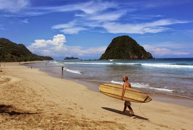 Pesona Pulau Merah Banyuwangi, Destinasi Favorit Libur Imlek 2025